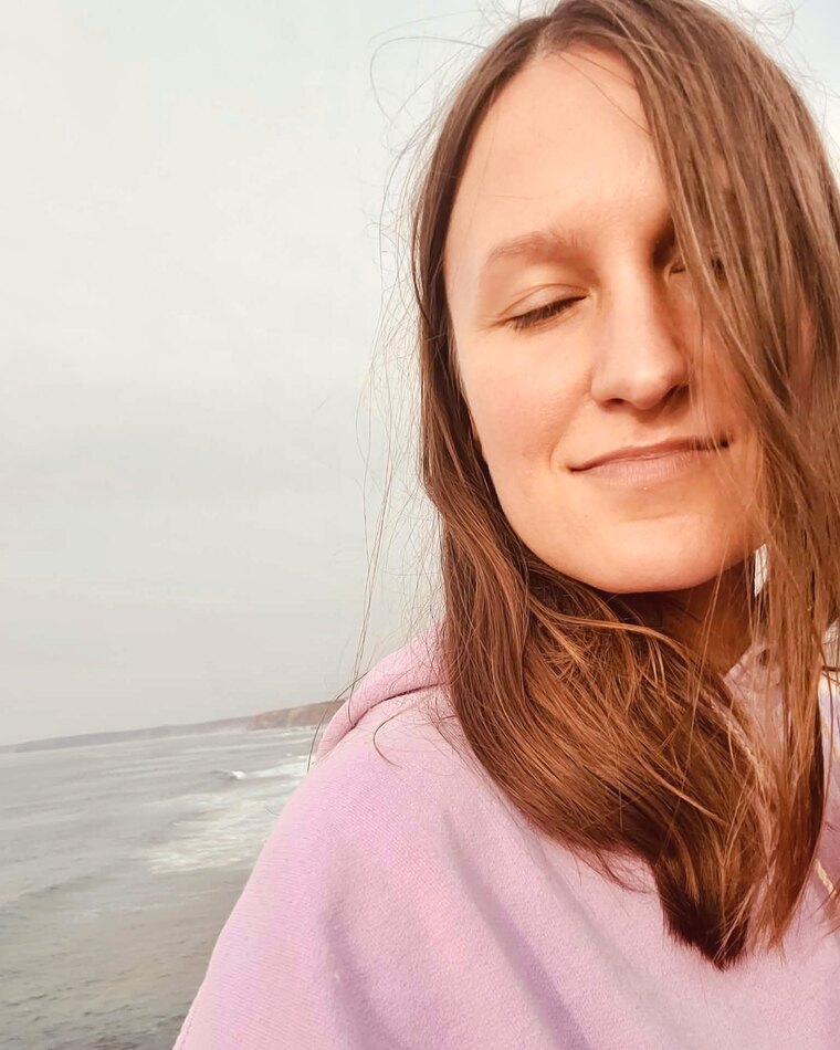 Olenka Sakhadzhan, serene by the sea