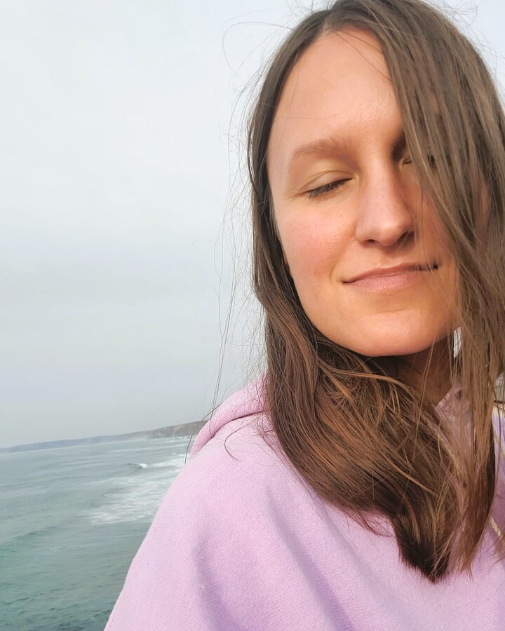 Olenka Sakhadzhan, serene by the sea